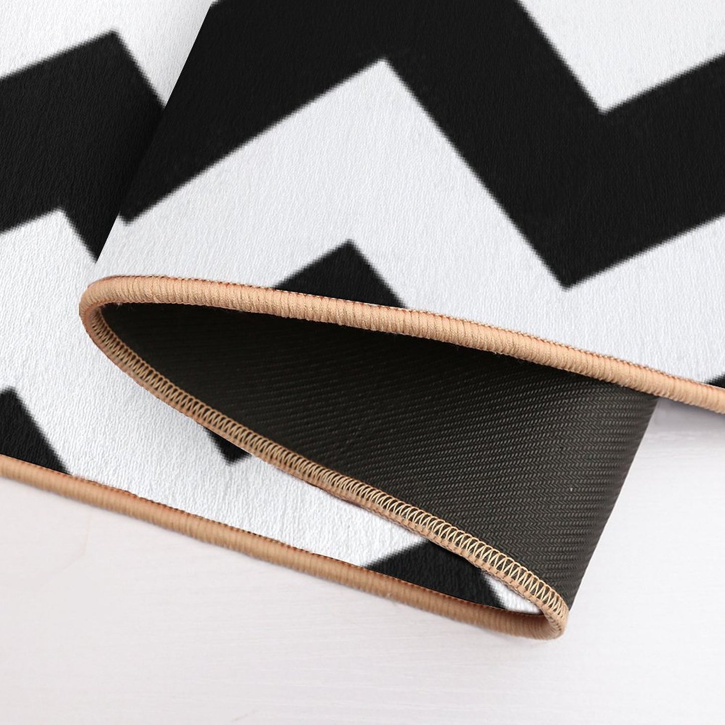 Black And White ZIG-ZAG Easy To Clean Bath Mat