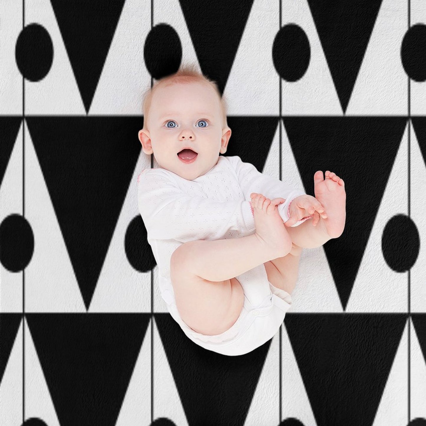 Large Retro Triangles Pattern No.1 Black And White Gift-ready Throw Blanket