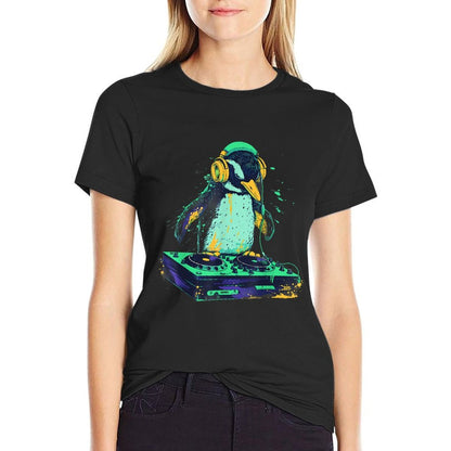 Penguin Music DJ Techno Music Producer Turntable DJ Penguin  Easy-care T-Shirt