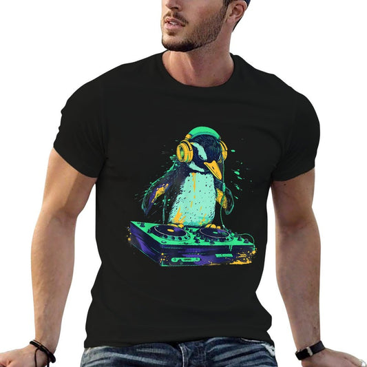 Penguin Music DJ Techno Music Producer Turntable DJ Penguin  Easy-care T-Shirt