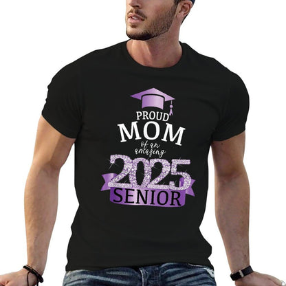 A Proud 2025 Senior Mom I Elegant Purple Celebration Decor  Versatile T-Shirt